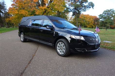 lincoln mkt funeral limo flag.